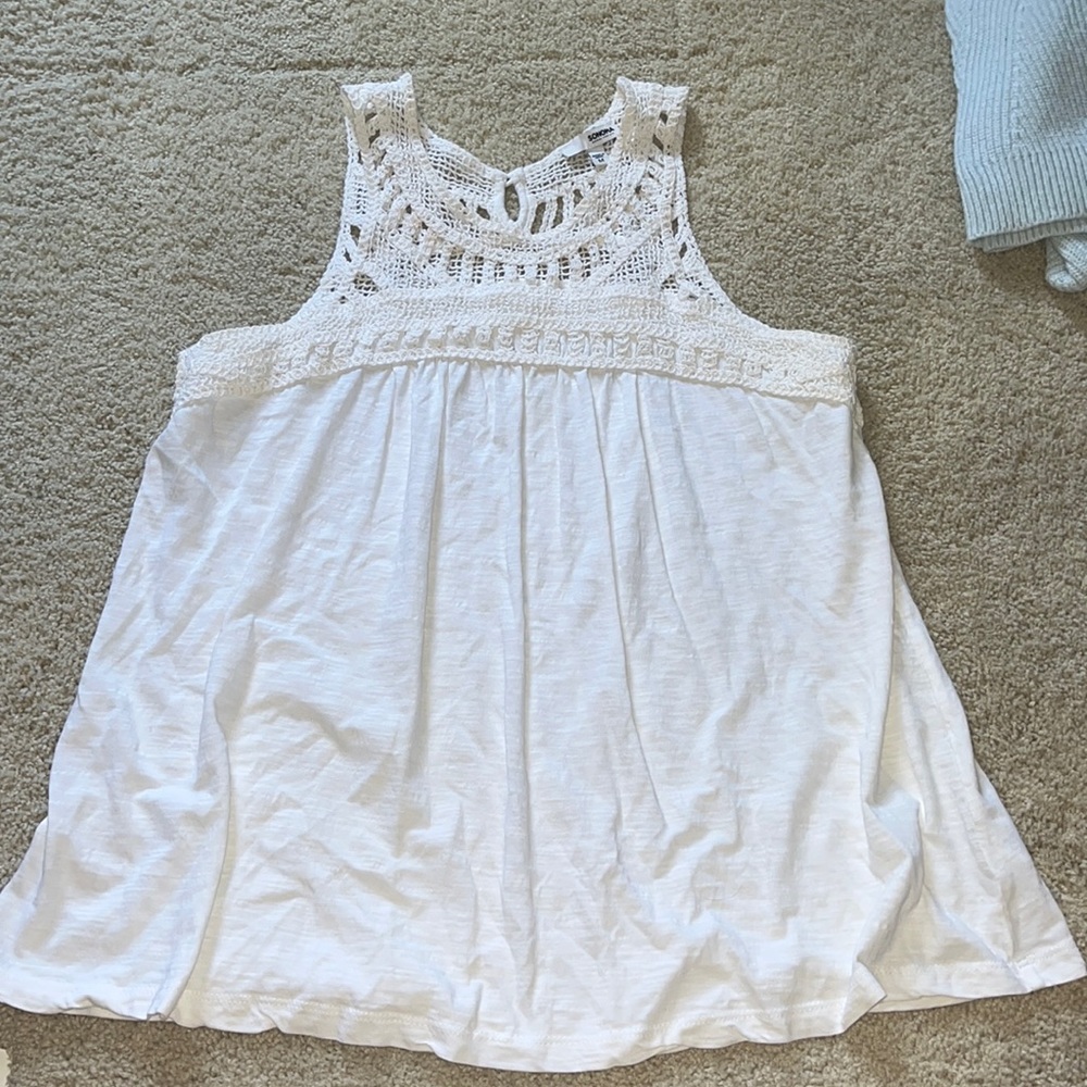 Sonoma Size Medium White tank top with embroidered top detail